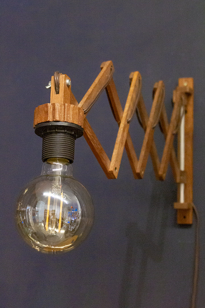 Vintage schaarlamp van hout met nieuwe LED globe