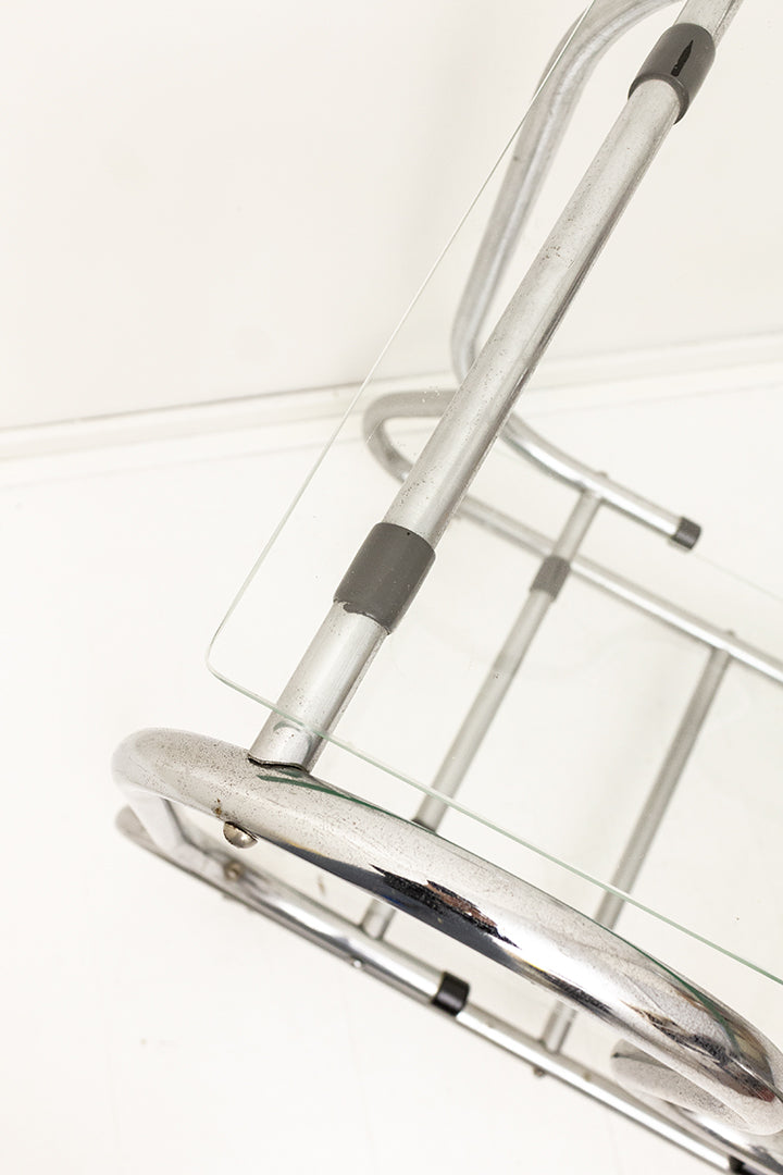 Vintage serveerwagen met verchroomd frame en twee glazen bladen