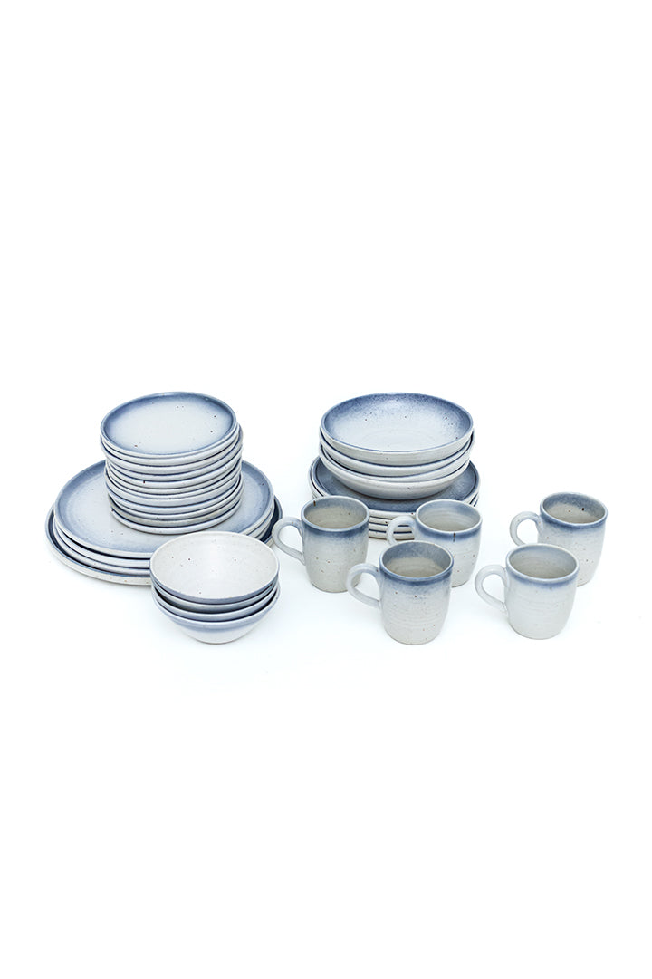 Vintage servies blauw/wit gemêleerd 33-delig