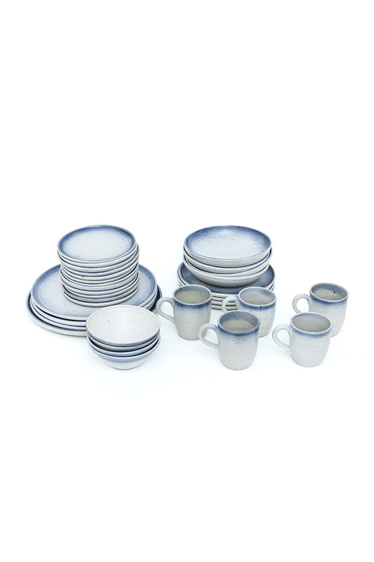 Vintage servies blauw/wit gemêleerd 33-delig