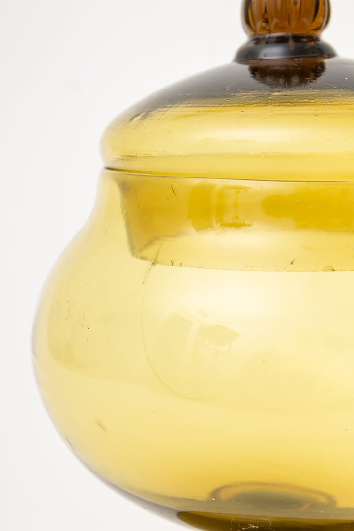 Vintage snoeppot van amberkleurig glas met deksel