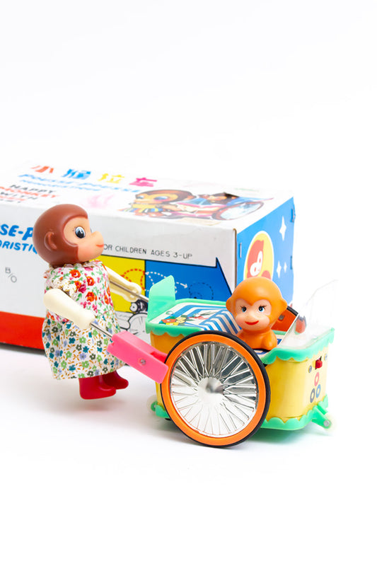Vintage speelgoed van blik - Happy monkey with her baby PE 858