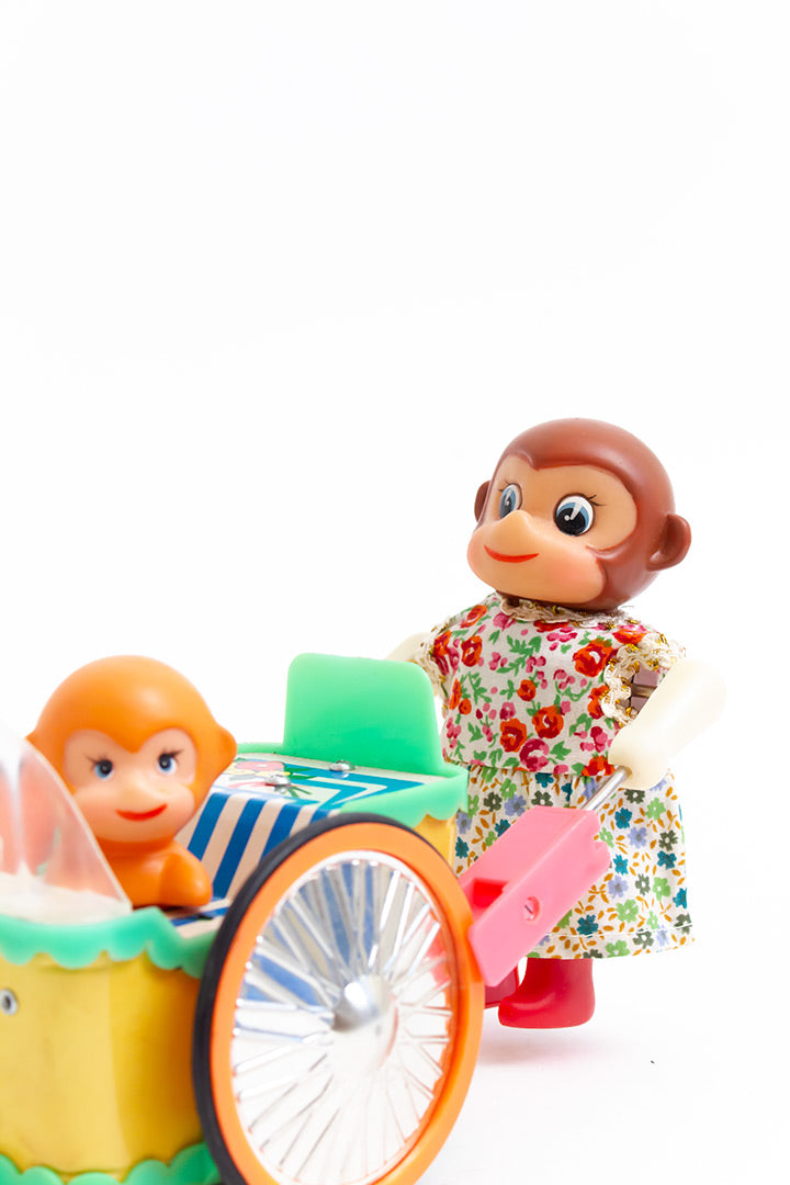 Vintage speelgoed van blik - Happy monkey with her baby PE 858