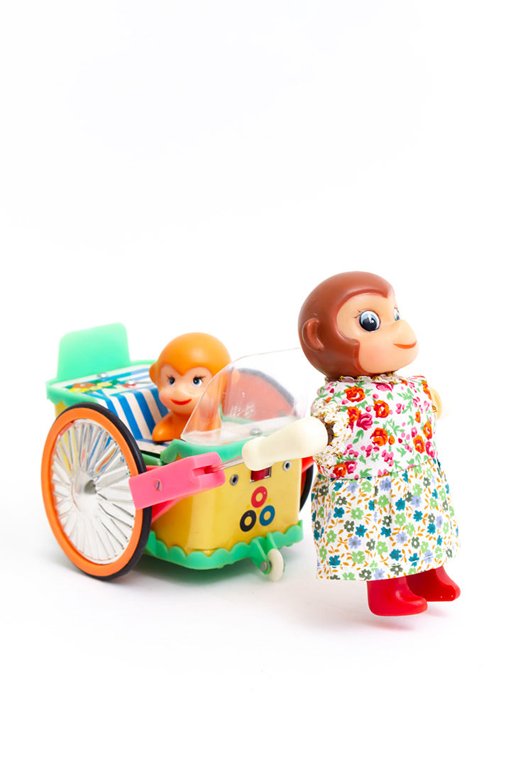 Vintage speelgoed van blik - Happy monkey with her baby PE 858