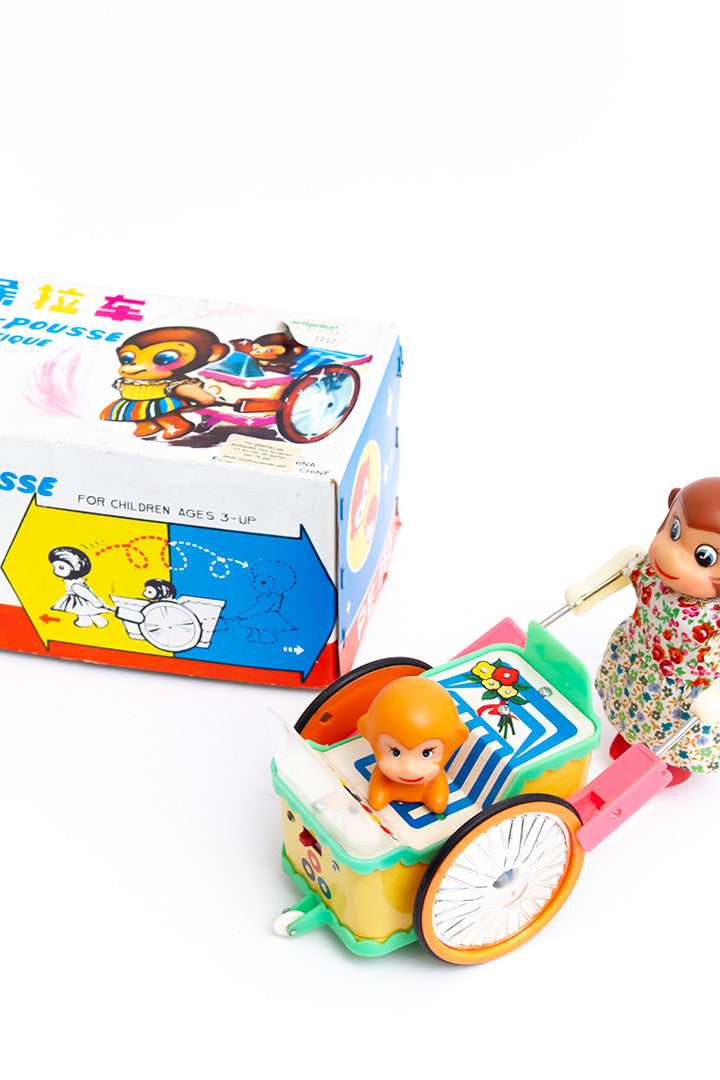 Vintage speelgoed van blik - Happy monkey with her baby PE 858