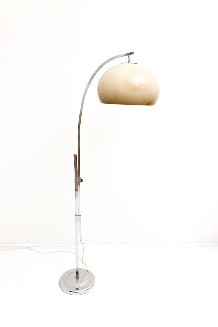 Vintage staande booglamp met bruine kap en verchroomde voet