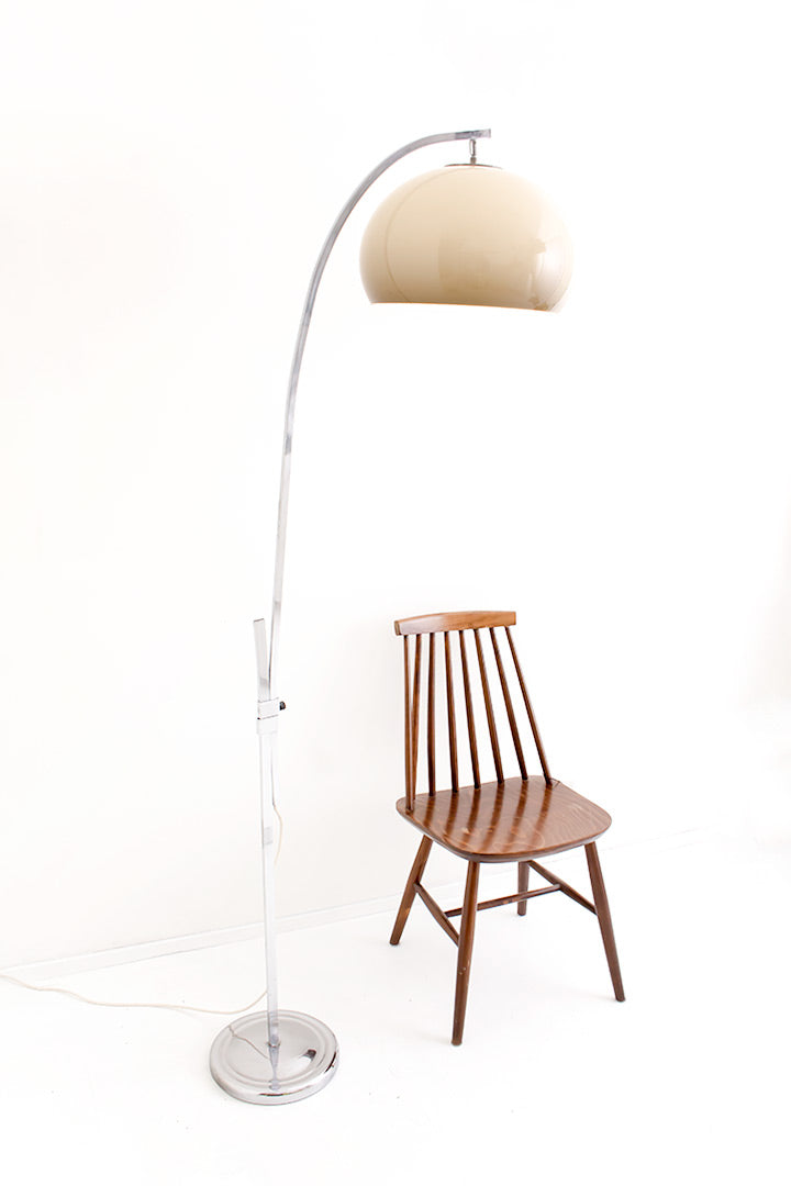 Vintage staande booglamp met bruine kap en verchroomde voet