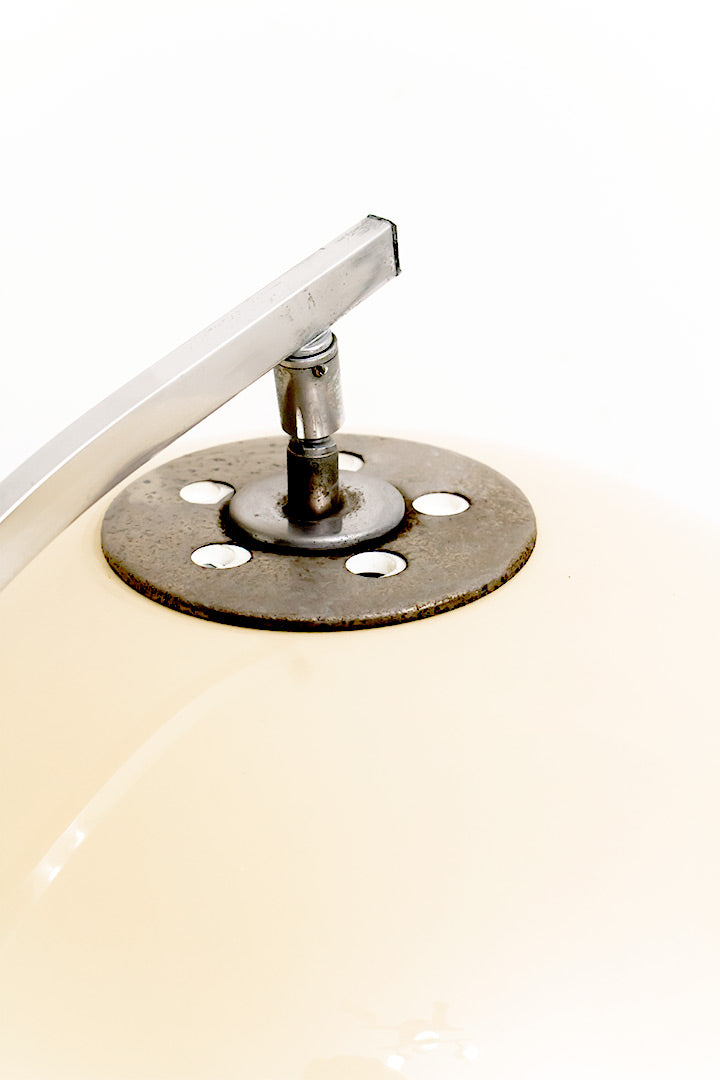 Vintage staande booglamp met bruine kap en verchroomde voet