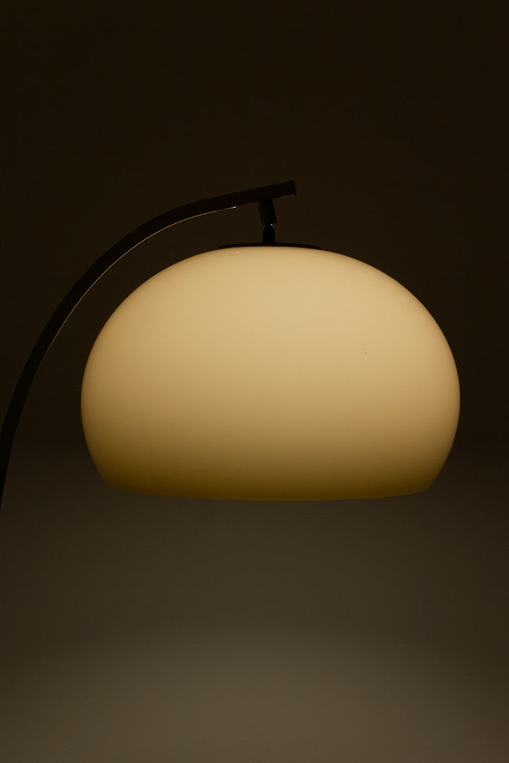 Vintage staande booglamp met bruine kap en verchroomde voet