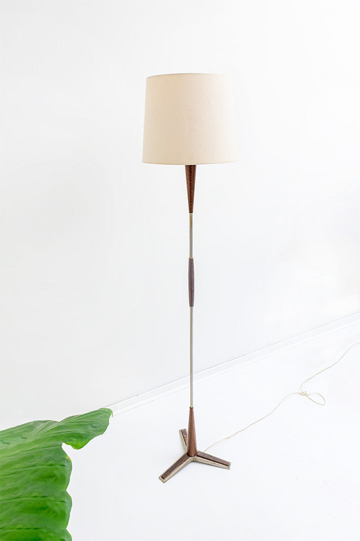 Vintage staande lamp met teakhouten details, metalen driepoot en crèmekleurige kap