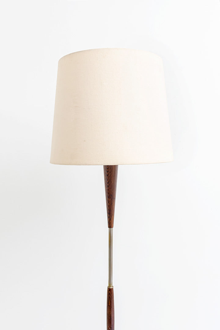 Vintage staande lamp met teakhouten details, metalen driepoot en crèmekleurige kap