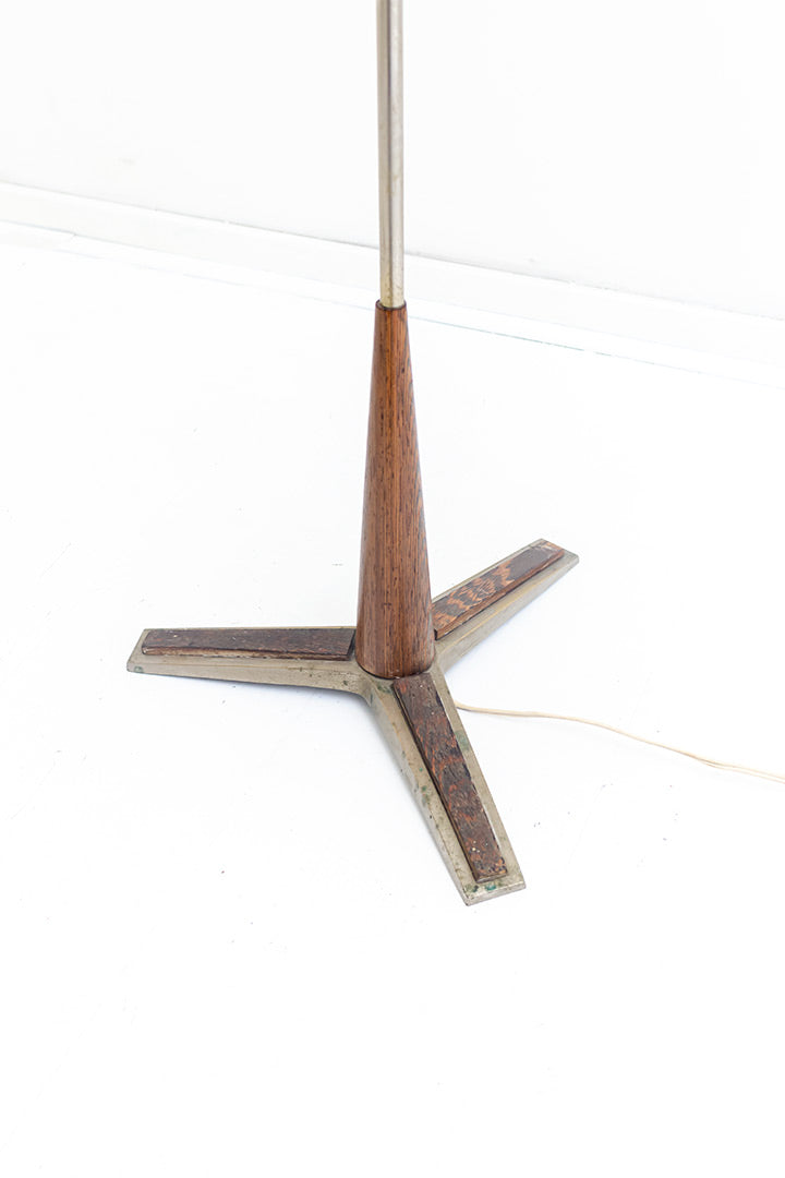 Vintage staande lamp met teakhouten details, metalen driepoot en crèmekleurige kap