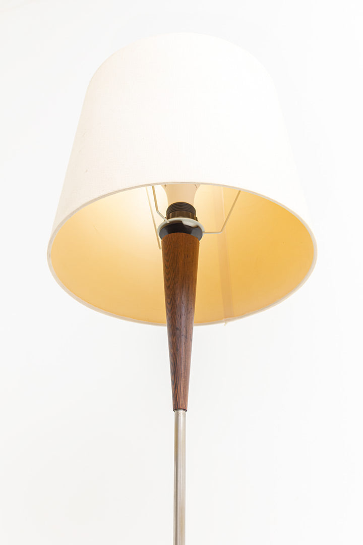 Vintage staande lamp met teakhouten details, metalen driepoot en crèmekleurige kap