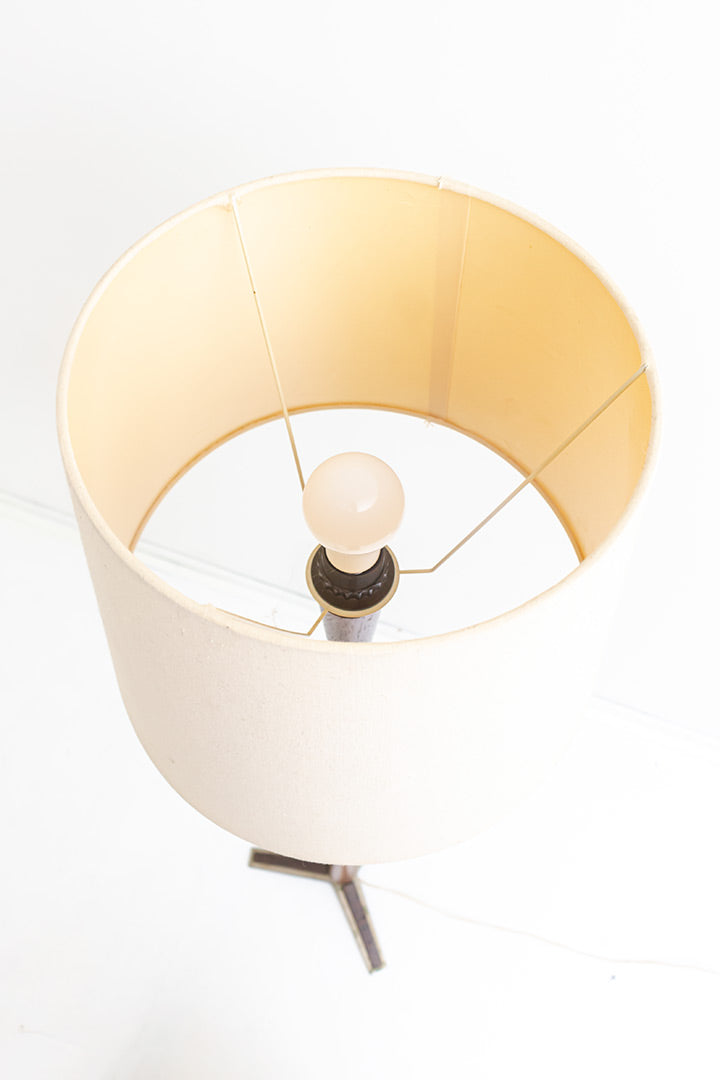 Vintage staande lamp met teakhouten details, metalen driepoot en crèmekleurige kap