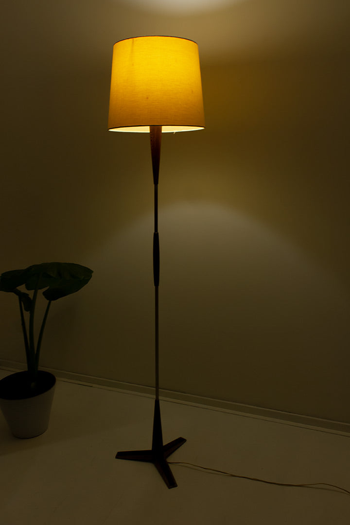 Vintage staande lamp met teakhouten details, metalen driepoot en crèmekleurige kap