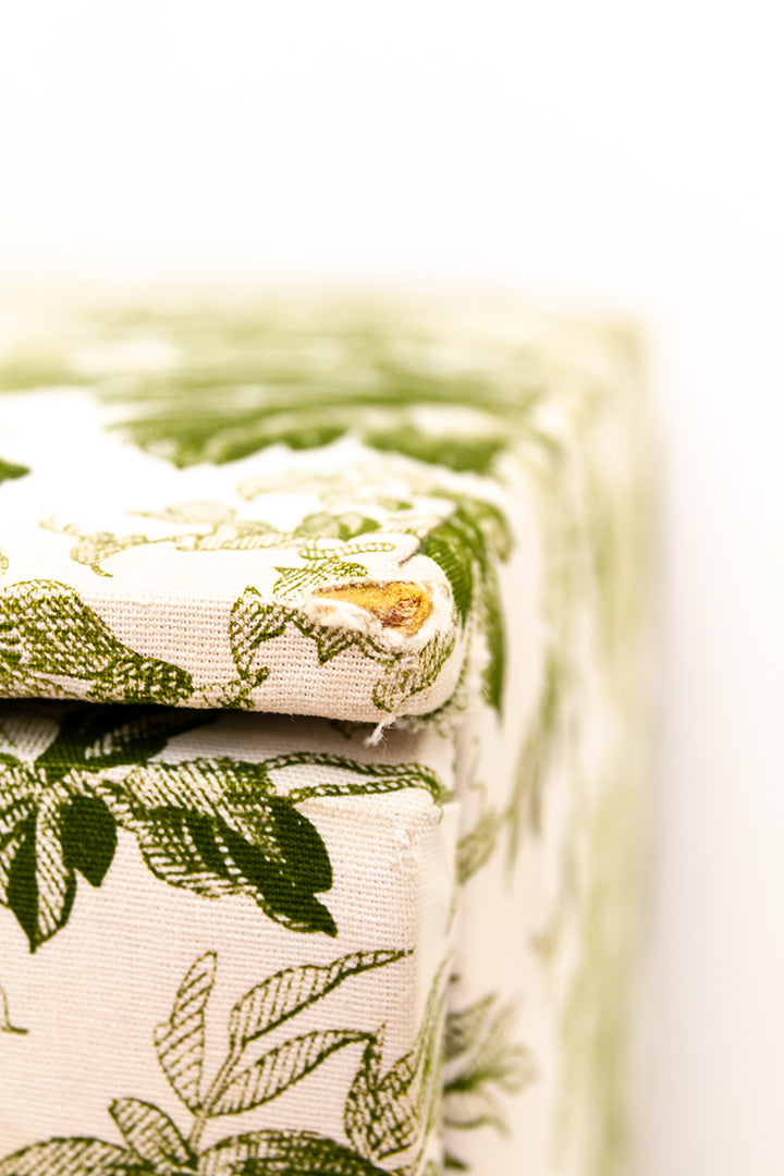 Vintage stoffen nachtkastje met een botanische print in wit en groen