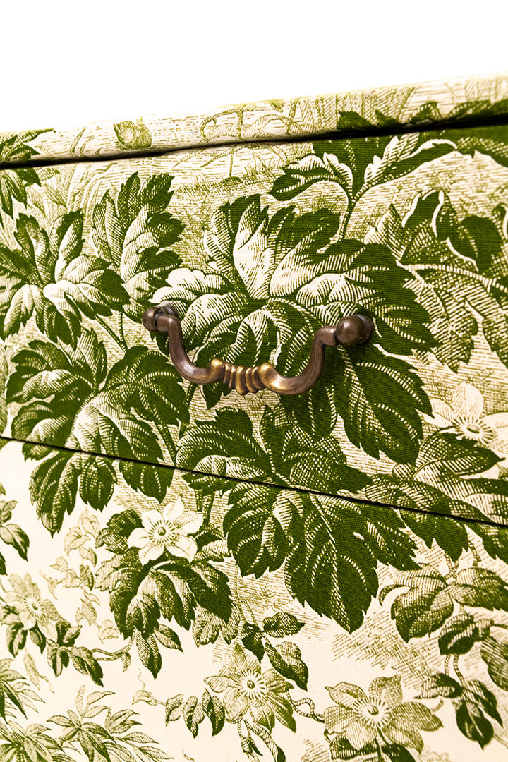 Vintage stoffen nachtkastje met een botanische print in wit en groen