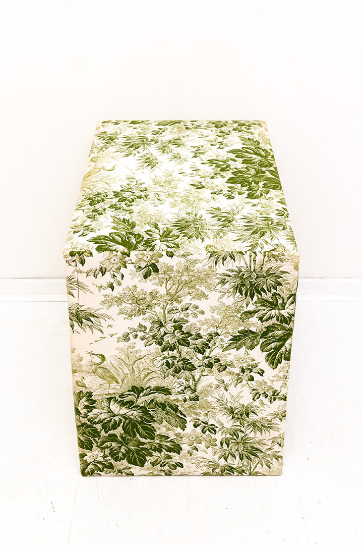 Vintage stoffen nachtkastje met een botanische print in wit en groen