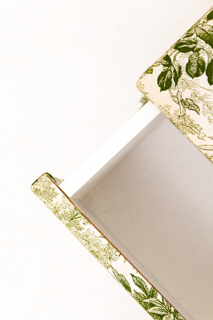 Vintage stoffen nachtkastje met een botanische print in wit en groen