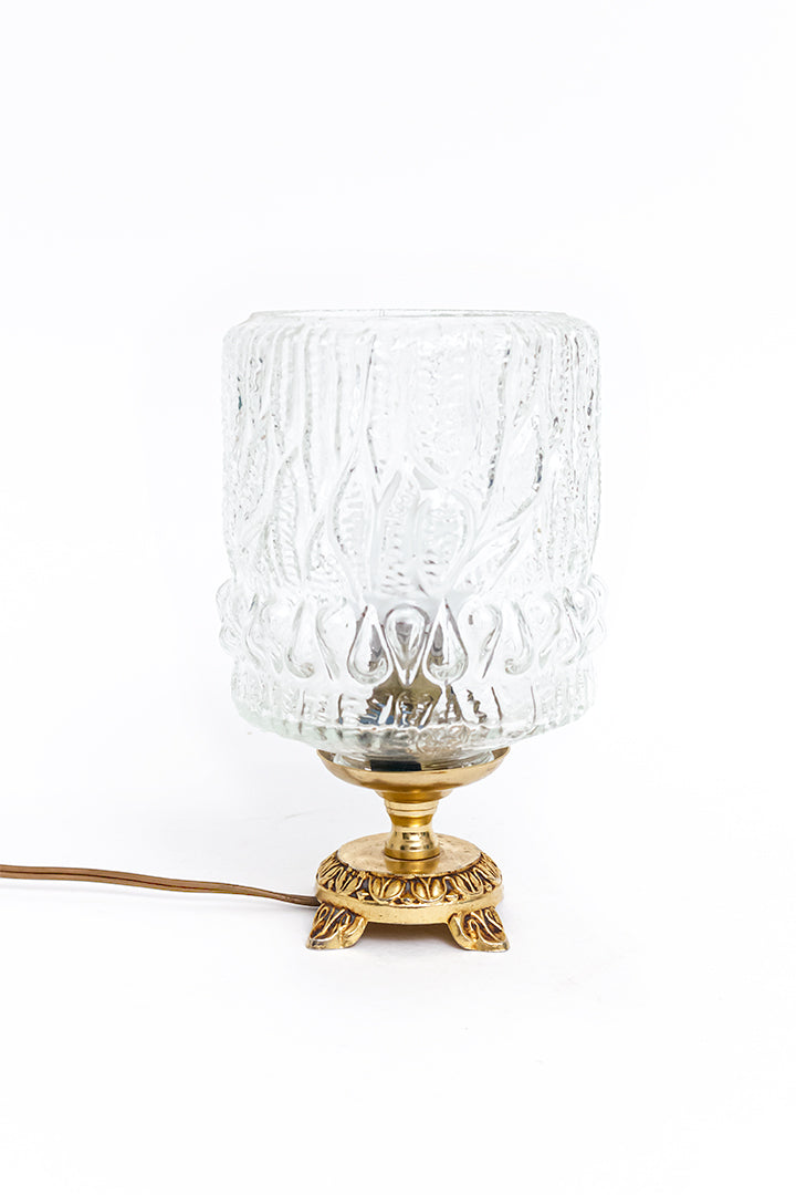 Vintage tafellamp met glazen kap en bewerkt messing voetje