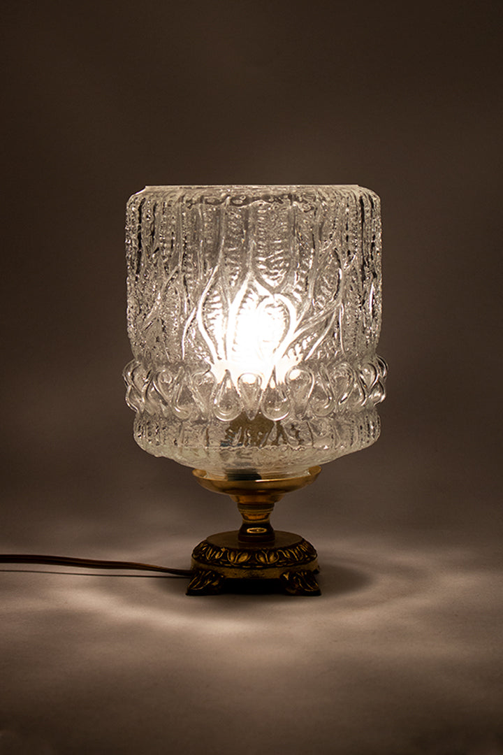 Vintage tafellamp met glazen kap en bewerkt messing voetje