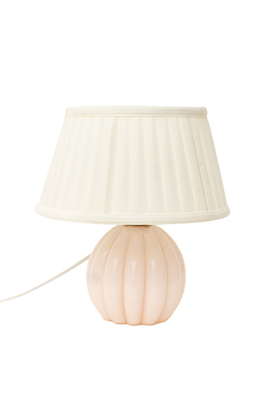 Vintage tafellamp met roze glazen voet en witte plissé kap
