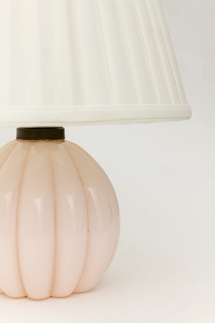 Vintage tafellamp met roze glazen voet en witte plissé kap