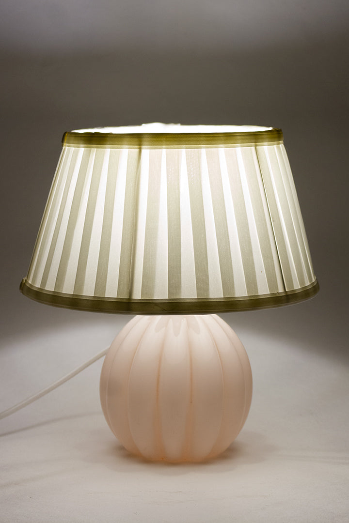 Vintage tafellamp met roze glazen voet en witte plissé kap