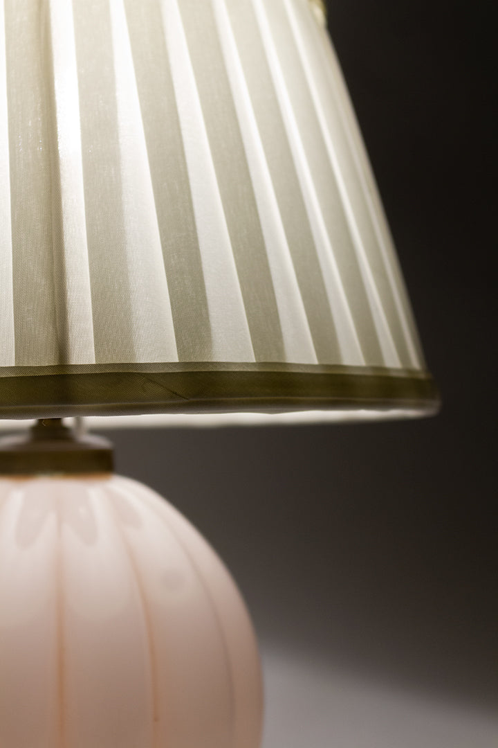 Vintage tafellamp met roze glazen voet en witte plissé kap