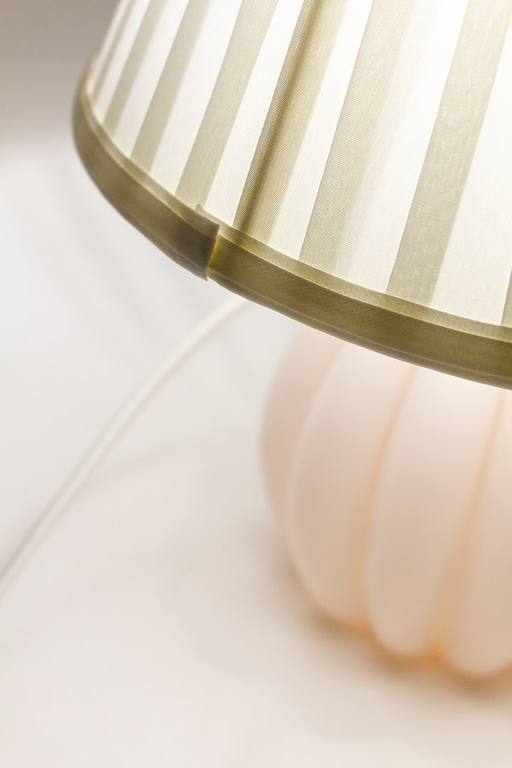 Vintage tafellamp met roze glazen voet en witte plissé kap