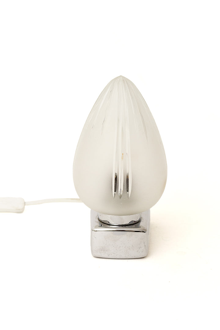 Vintage tafellampje met glazen druppelvormige kap en verchroomde voet