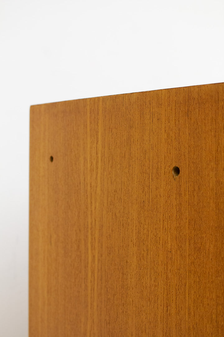 Vintage ladekastje van teak-fineer met elegante handgreepjes