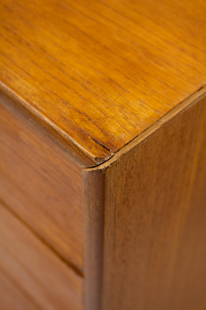 Vintage ladekastje van teak-fineer met elegante handgreepjes