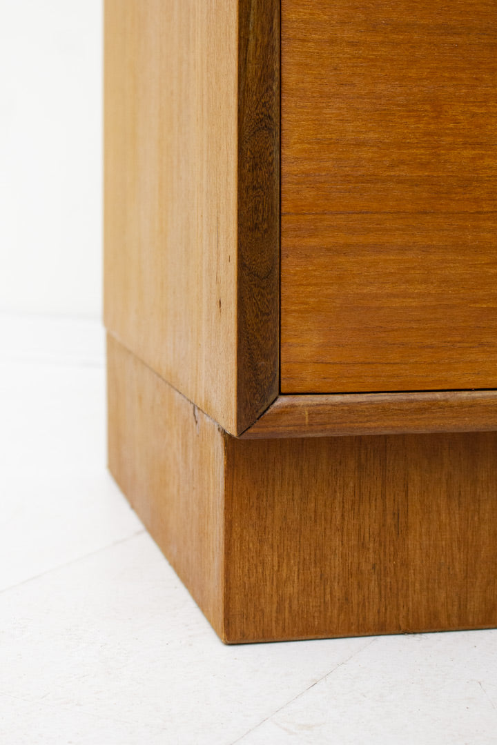Vintage ladekastje van teak-fineer met elegante handgreepjes