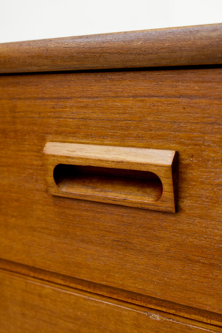 Vintage ladekastje van teak-fineer met elegante handgreepjes