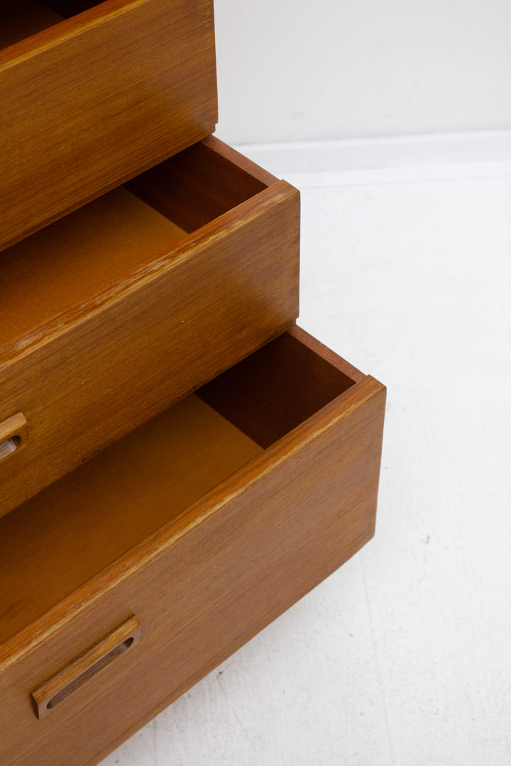 Vintage ladekastje van teak-fineer met elegante handgreepjes