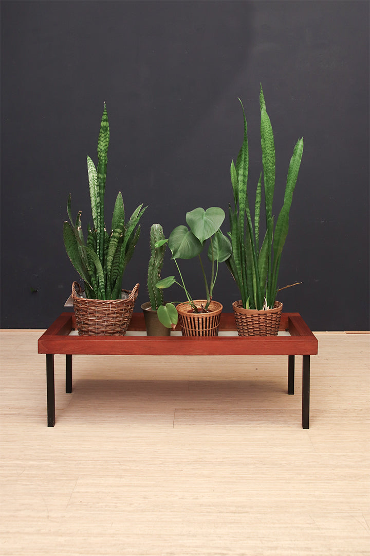 Vintage teakhouten bankje of plantentafel op metalen poten