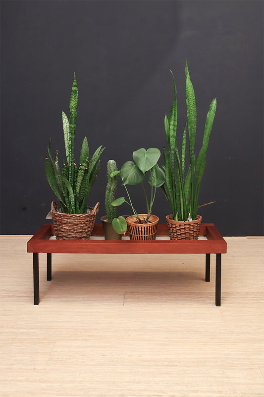 Vintage teakhouten bankje of plantentafel op metalen poten