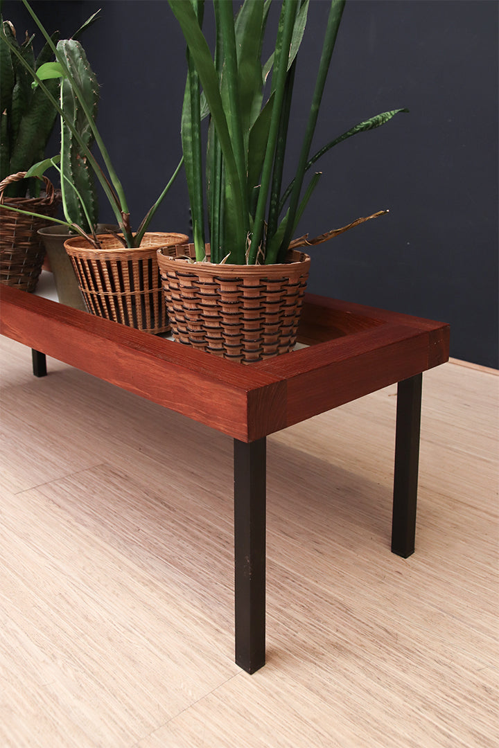 Vintage teakhouten bankje of plantentafel op metalen poten