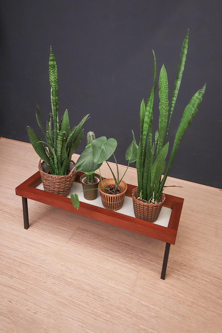 Vintage teakhouten bankje of plantentafel op metalen poten