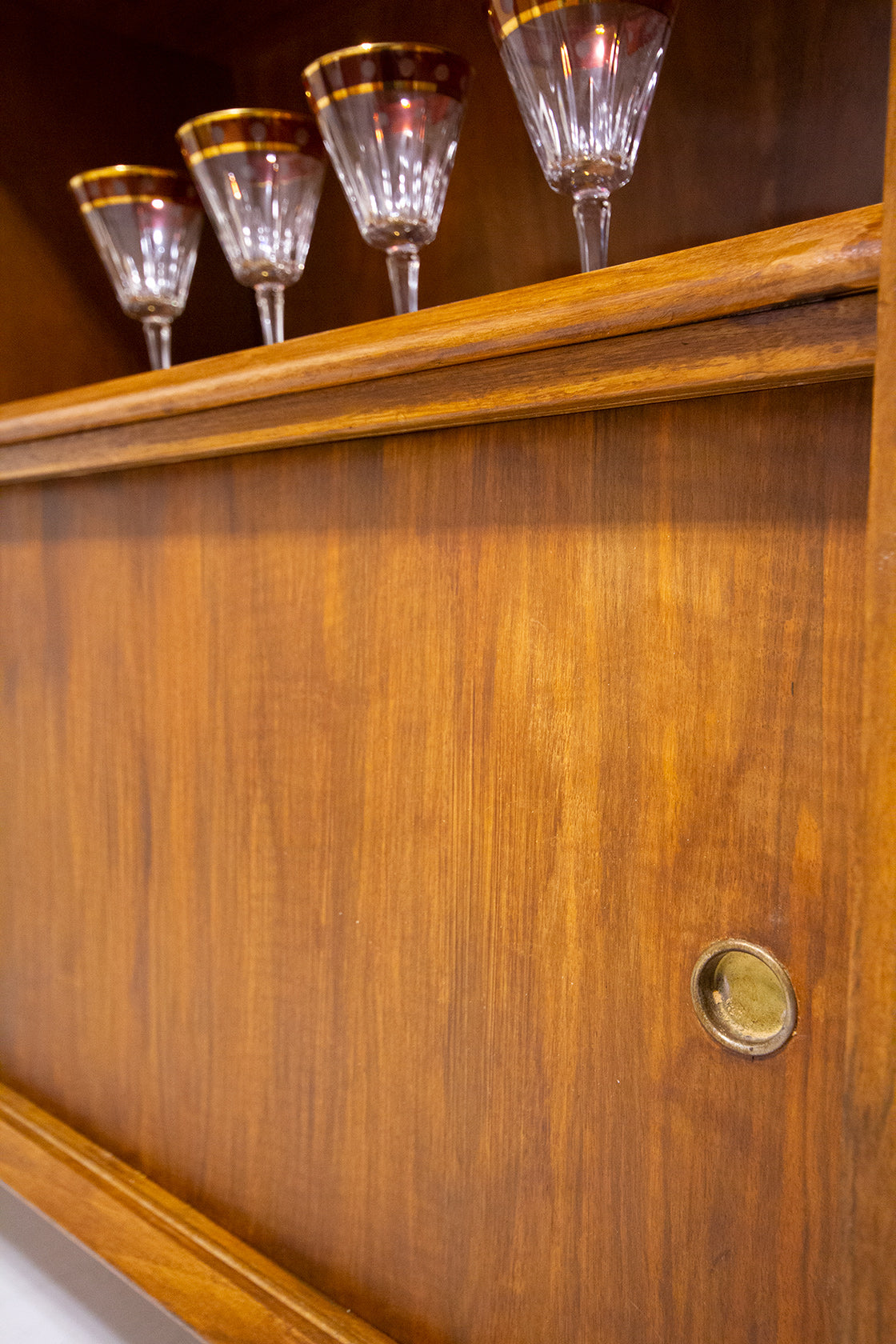 Vintage teakhouten kast met vakken