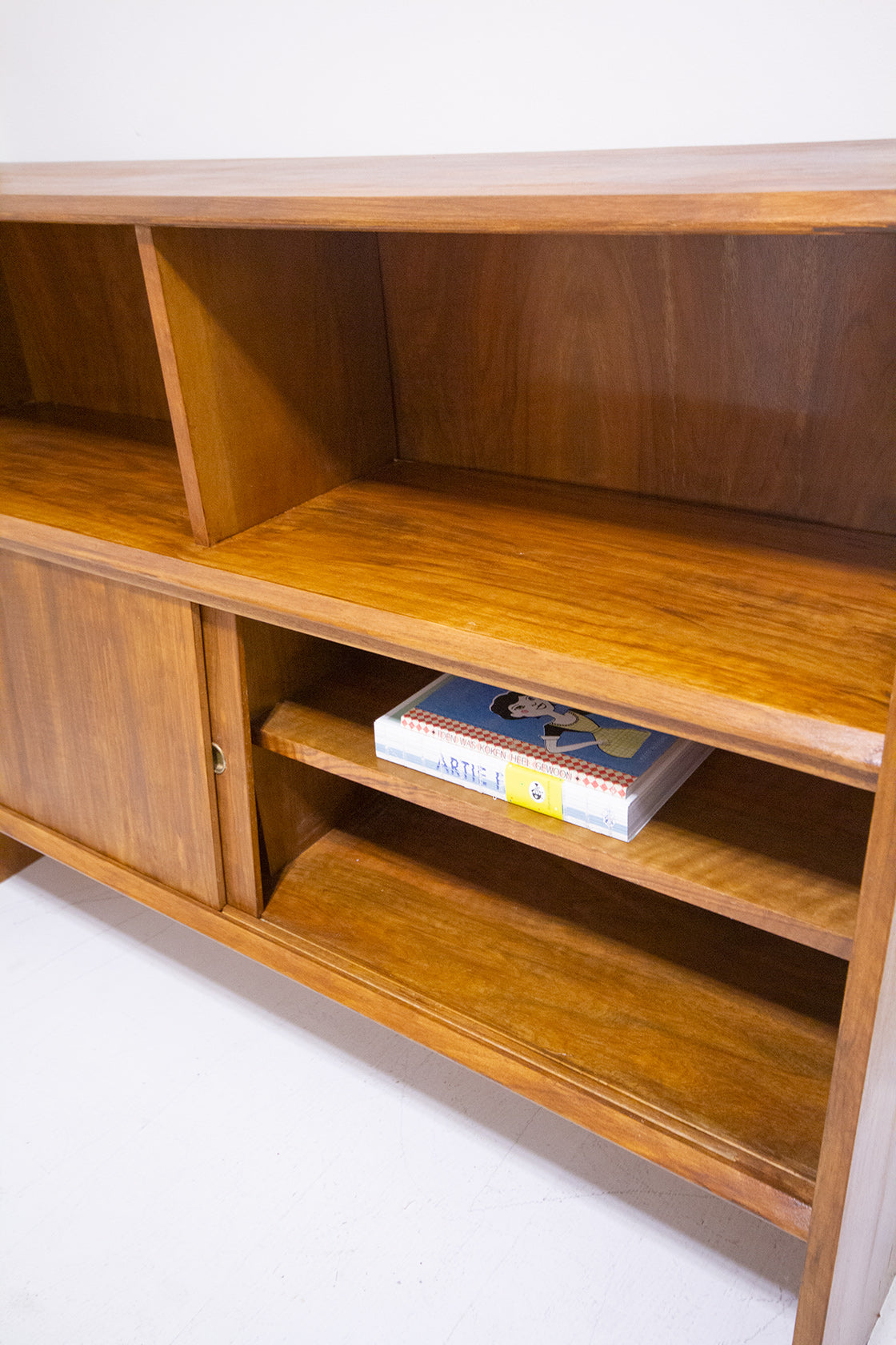 Vintage teakhouten kast met vakken