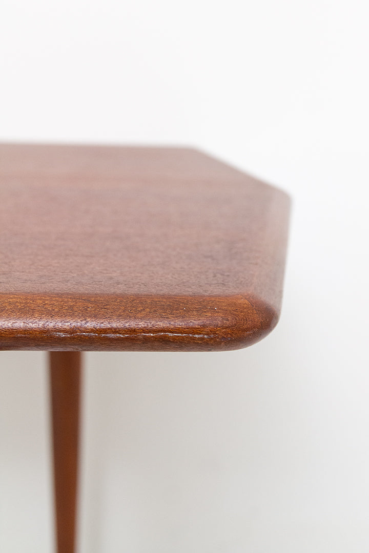 Vintage teakhouten salontafel met 6-hoekig blad en elegante pootjes