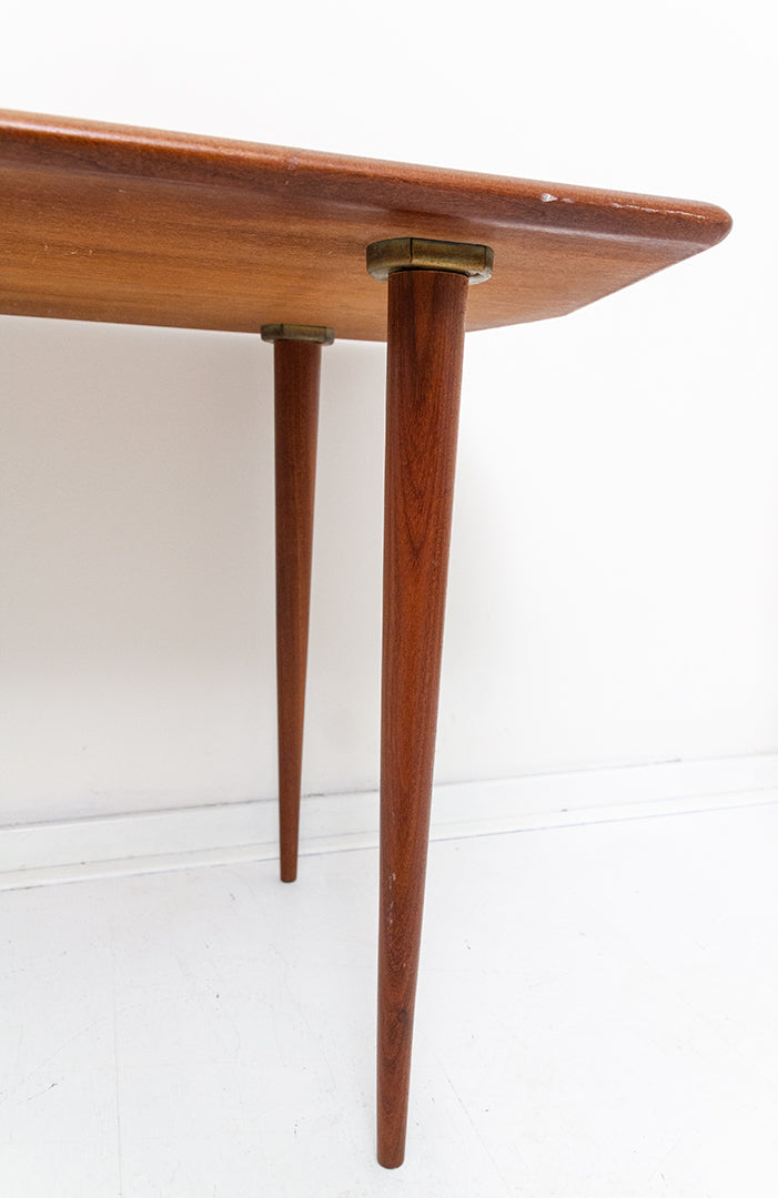 Vintage teakhouten salontafel met 6-hoekig blad en elegante pootjes