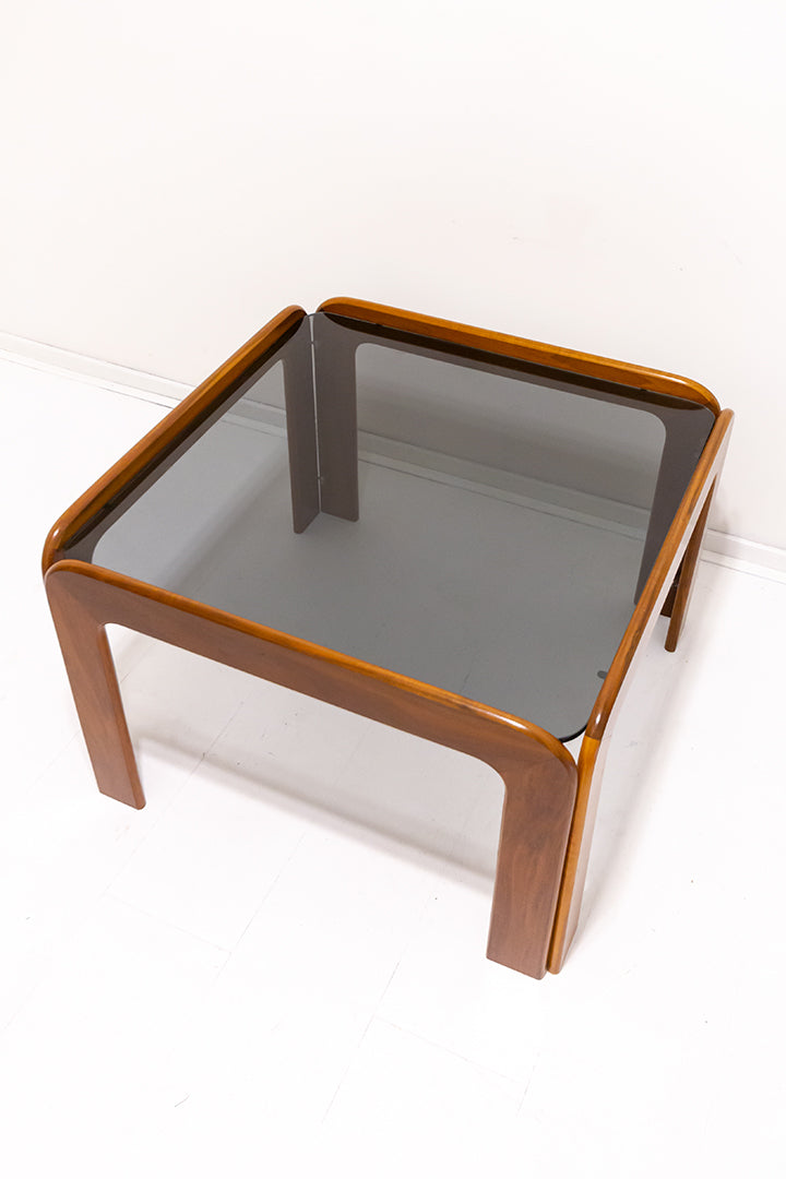 Vintage teakhouten salontafel met blad van rookglas Scandinavisch design