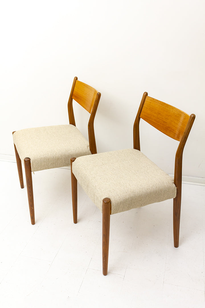 Vintage teakhouten stoelen met nieuwe cremkleurige bekleding - set van 2