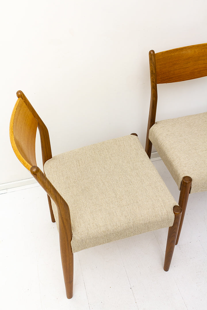 Vintage teakhouten stoelen met nieuwe cremkleurige bekleding - set van 2