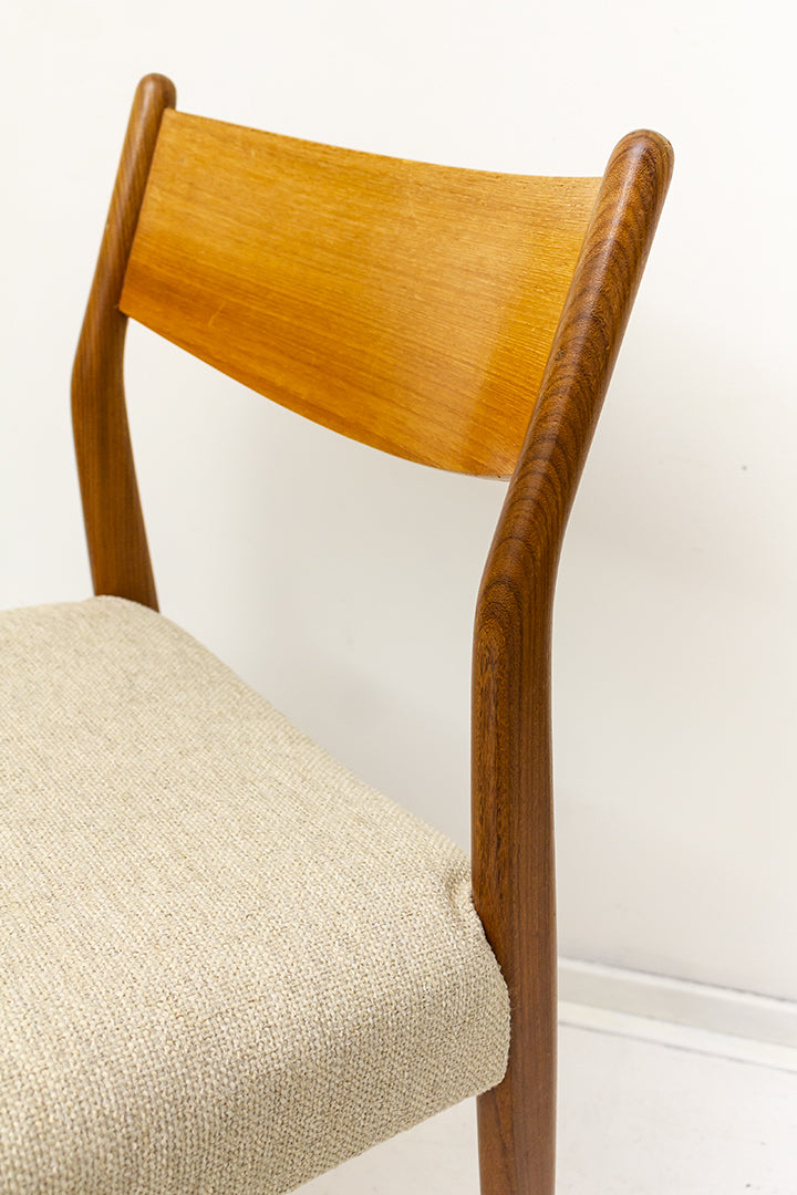 Vintage teakhouten stoelen met nieuwe cremkleurige bekleding - set van 2