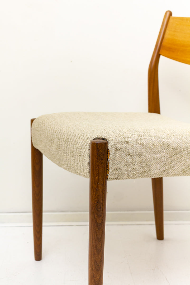 Vintage teakhouten stoelen met nieuwe cremkleurige bekleding - set van 2