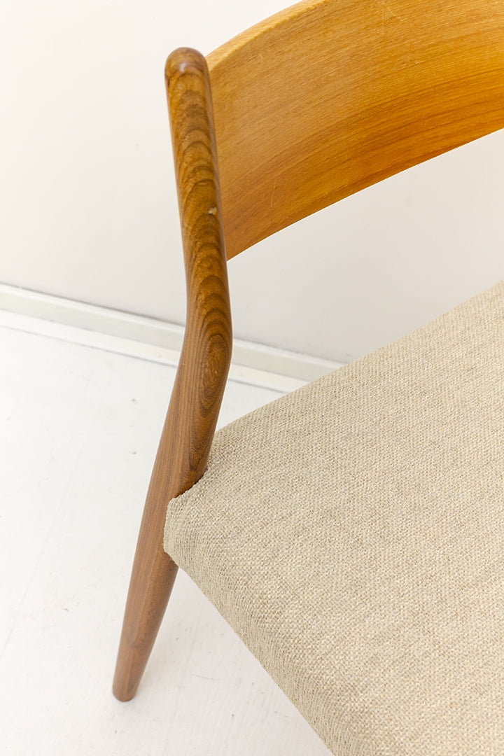 Vintage teakhouten stoelen met nieuwe cremkleurige bekleding - set van 2
